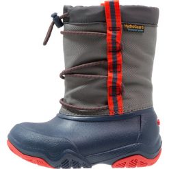 Crocs SWIFTWATER WATERPROOF Kalosze navy/flame. Różowe buty zimowe damskie marki Crocs, z materiału. W wyprzedaży za 167,40 zł.