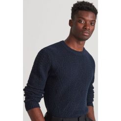 Sweter z dekoracyjnym splotem - Granatowy. Niebieskie swetry męskie Reserved, s, bez wzorów, ze splotem, bez kołnierzyka, bez kaptura. Za 139,99 zł.