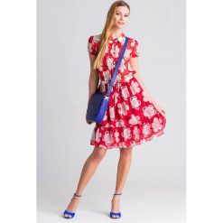 SUKIENKA EMPORIO ARMANI. Czerwone sukienki damskie Emporio Armani, na imprezę, w kwiaty, z włoskim kołnierzykiem, bez rękawów. Za 869,50 zł.