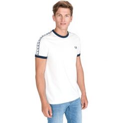 Fred Perry Koszulka Biały. Białe podkoszulki męskie Fred Perry, xl, z haftami, z bawełny, z krótkim rękawem. Za 243,95 zł.
