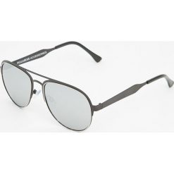 Czarne okulary przeciwsłoneczne z podwójnym mostkiem. Czarne okulary przeciwsłoneczne męskie marki Pull&Bear. Za 59,90 zł.