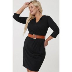 Czarna Sukienka Yallambie. Czarne sukienki damskie Born2be, bez wzorów, z dzianiny, eleganckie, z okrągłym kołnierzem, bez rękawów, mini, kopertowe. Za 119,99 zł.