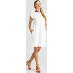 SUKIENKA Emporio Armani. Sukienki damskie Emporio Armani, bez wzorów, eleganckie, bez kołnierzyka, bez rękawów. W wyprzedaży za 1250,00 zł.
