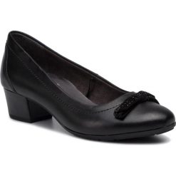 Półbuty JANA - 8-22309-23 Black 022. Czarne półbuty damskie Jana, na co dzień, z aplikacjami, ze skóry, bez obcasa, na obcasie, bez zapięcia. W wyprzedaży za 199,00 zł.