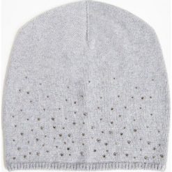 Simple - Czapka. Szare czapki zimowe damskie marki Simple, na zimę, z dzianiny. W wyprzedaży za 139,90 zł.