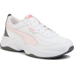Sneakersy PUMA - Cilia Mode 371152 04 Wht/Rosewtr/Cstlerck/S Coral. Białe półbuty damskie Puma, bez wzorów, ze skóry ekologicznej, bez obcasa, na płaskiej podeszwie, bez zapięcia. Za 289,99 zł.