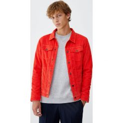 Lekka sztruksowa kurtka trucker. Czerwone kurtki męskie Pull&Bear, m, ze sztruksu. Za 129,00 zł.