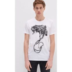 T-shirt z filmowym motywem Alien - Biały. Białe t-shirty męskie House, s, bez wzorów, bez kołnierzyka. Za 49,99 zł.