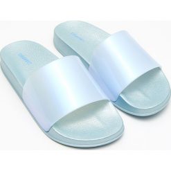 Klapki - Niebieski. Niebieskie klapki damskie Cropp, bez wzorów, bez obcasa. Za 49,99 zł.