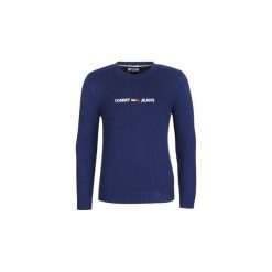 Swetry Tommy Jeans TJM SMALL LOGO SWEATER. Niebieskie swetry klasyczne męskie marki Tommy Jeans, l, z jeansu. Za 399,00 zł.