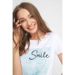 T-shirt z nadrukiem. Białe koszulki damskie Orsay, xs, z nadrukiem, z bawełny, klasyczne, z klasycznym kołnierzykiem. Za 29,99 zł.