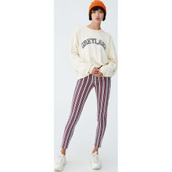 Bluza college z haftowanym napisem. Białe bluzy damskie marki Pull&Bear, z haftami. Za 79,90 zł.