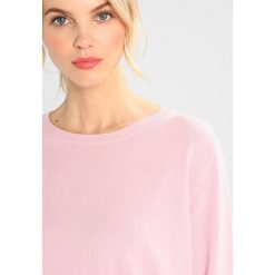 Swetry klasyczne damskie: Amorph Berlin BOYFRIEND Sweter powder