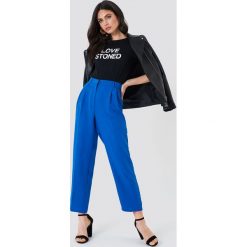 NA-KD Trend Luźne spodnie garniturowe - Blue. Niebieskie spodnie damskie z wysokim stanem marki NA-KD Trend, z haftami, z poliesteru. Za 161,95 zł.