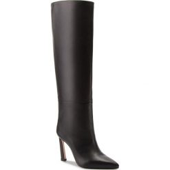 Kozaki STUART WEITZMAN - Aces XL17437 Black Nappa. Czarne kozaki damskie marki Stuart Weitzman, ze skóry, przed kolano, na wysokim obcasie, bez zapięcia. W wyprzedaży za 2069,00 zł.