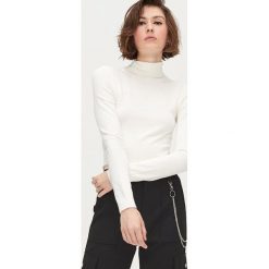 Sweter gładki z golfem - Kremowy. Białe swetry damskie Cropp, s, bez wzorów, bez rękawów, bez kaptura. Za 59,99 zł.