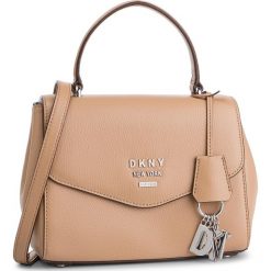 Torebka DKNY - Hutton Th Satchel R84DA928 Latte. Brązowe torebki klasyczne damskie DKNY, bez wzorów, ze skóry, klasyczne, na ramię, bez dodatków. Za 849,00 zł.