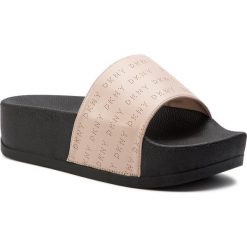 Klapki DKNY - Hampton K1956565 Nude. Brązowe klapki damskie DKNY, z materiału. W wyprzedaży za 199,00 zł.