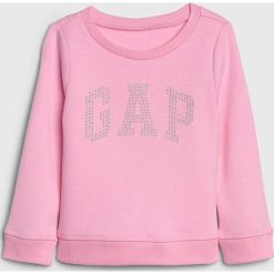 Bluza w kolorze jasnoróżowym. Różowe bluzy niemowlęce Gap Kids, bez wzorów, bez rękawów, bez kaptura. W wyprzedaży za 37,95 zł.
