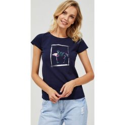 T-shirt z nadrukiem flamingów. Niebieskie bluzki damskie Moodo, m, z nadrukiem, z elastanu, z okrągłym kołnierzem. Za 34,99 zł.