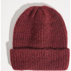 Czapka typu beanie - Bordowy. Czerwone czapki zimowe damskie marki Sinsay. Za 19,99 zł.