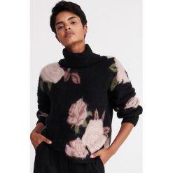 Sweter w róże - Wielobarwny. Różowe swetry damskie Reserved, s, bez wzorów, bez rękawów, bez kaptura. Za 139,99 zł.