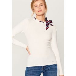Sweter z kokardą - Kremowy. Białe swetry damskie Mohito, s, bez wzorów, bez rękawów, bez kaptura. W wyprzedaży za 59,99 zł.