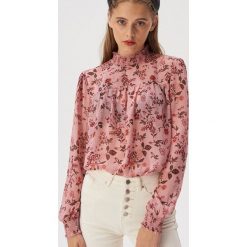 Bluzka w kwiaty ze stójką - Różowy. Różowe bluzki damskie Sinsay, s, w kwiaty, ze stójką, bez rękawów. Za 39,99 zł.