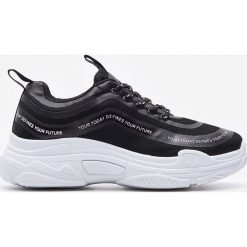 Sneakersy na grubej podeszwie -. Sneakersy damskie House. W wyprzedaży za 49,99 zł.