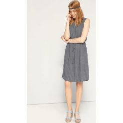 Sukienka damska gładka. Zielone sukienki damskie Top Secret, do pracy, na zimę, bez wzorów, eleganckie, bez kołnierzyka, bez rękawów. W wyprzedaży za 49,99 zł.