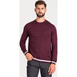 SWETER Emporio Armani. Czerwone swetry męskie Emporio Armani, m, bez wzorów, z wełny, z okrągłym kołnierzem, bez kaptura. Za 677,40 zł.