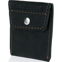 Skórzana bilonówka coin wallet BRODRENE CW02 czarna - Czarny. Czarne portfele męskie Brødrene, bez wzorów, ze skóry. Za 41,99 zł.