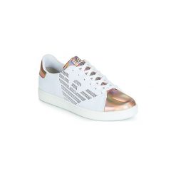 Buty Emporio Armani EA7 CLASSICS KNIT LOW U. Białe trampki i tenisówki damskie Emporio Armani EA7, bez wzorów, bez zapięcia. Za 496,30 zł.
