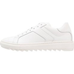 Antony Morato Sneakersy niskie bianco. Białe sneakersy męskie marki Antony Morato, bez wzorów, ze skóry, bez zapięcia. Za 629,00 zł.