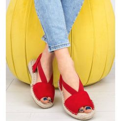 Sandałki damskie Ideal Shoes SA-2893 Czerwone. Czerwone sandały damskie Ideal Shoes, bez wzorów, z tworzywa sztucznego, klasyczne, bez obcasa, na płaskiej podeszwie, bez zapięcia. Za 79,00 zł.