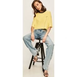Pepe Jeans - T-shirt Marian x Dua Lipa. Żółte bluzki damskie Pepe Jeans, s, z aplikacjami, z bawełny, casualowe, z okrągłym kołnierzem, z krótkim rękawem. W wyprzedaży za 89,90 zł.