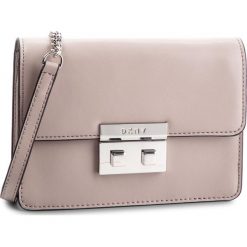 Torebka DKNY - Ann Sm Shoulder Fla R82EW474 Warm Grey WG5. Szare torebki klasyczne damskie marki DKNY, ze skóry. W wyprzedaży za 489,00 zł.