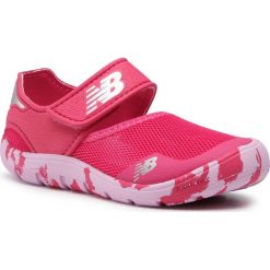 Sandały NEW BALANCE - YO208MG2 Różowy. Różowe sandały dziewczęce New Balance, ze skóry ekologicznej, bez zapięcia. W wyprzedaży za 149,00 zł.