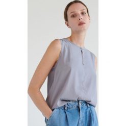 Top z modalu -. Topy damskie Mohito, bez wzorów, bez kołnierzyka. W wyprzedaży za 29,99 zł.