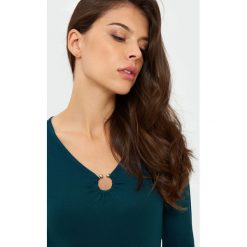 Dopasowany top. Bluzki damskie Greenpoint, bez wzorów, z elastanu, bez kołnierzyka. Za 39,99 zł.