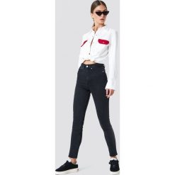 NA-KD Trend Jeansy slim z wysokim stanem - Black. Czarne jeansy damskie NA-KD Trend, bez wzorów, z jeansu, z podwyższonym stanem. Za 202,95 zł.