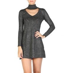 Guess Sukienka Damska M Czarny. Czarne sukienki damskie z falbanami marki Guess, m, z aplikacjami, z włókna. W wyprzedaży za 332,00 zł.