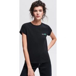 T-shirt z minimalistycznym nadrukiem - Czarny. Czarne t-shirty damskie Reserved, l, z nadrukiem. Za 19,99 zł.