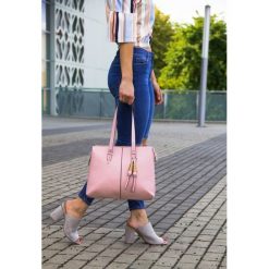 Torba damska Shopper Felice FB34 różowa. Różowe torby damskie na zakupy Tagless, bez wzorów, ze skóry ekologicznej, na ramię, bez dodatków. Za 81,91 zł.
