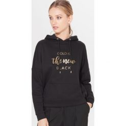 Sportowa bluza z kapturem - Czarny. Czarne bluzy sportowe damskie Mohito, s, bez wzorów, bez rękawów, z kapturem. Za 99,99 zł.