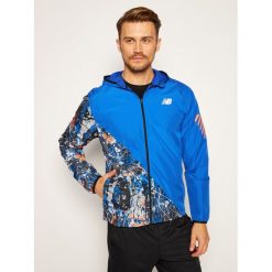 Wiatrówka New Balance Printed Fast Flight Jacket MJ03216. Niebieskie kurtki sportowe męskie New Balance, m, bez wzorów, bez kaptura, do biegania. Za 349,00 zł.