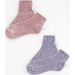 Szenilowe skarpetki 2 pack - Jasny szary. Szare skarpetki damskie Reserved, bez wzorów. Za 39,99 zł.