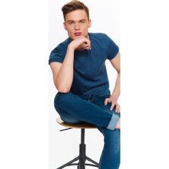 T-SHIRT MĘSKI Z OKRĄGŁYM DEKOLTEM ZE STRUKTURALNEJ DZIANINY. Szare t-shirty męskie marki Top Secret, na lato, m. Za 14,99 zł.