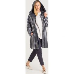 PŁASZCZ PINETA Weekend Max Mara. Niebieskie kurtki damskie Weekend Max Mara, w paski, z materiału, z kapturem. Za 1055,00 zł.