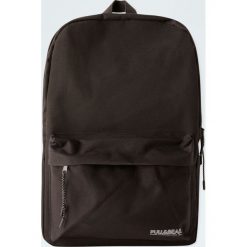 Czarny plecak basic. Czarne plecaki męskie Pull&Bear, bez wzorów. Za 69,90 zł.